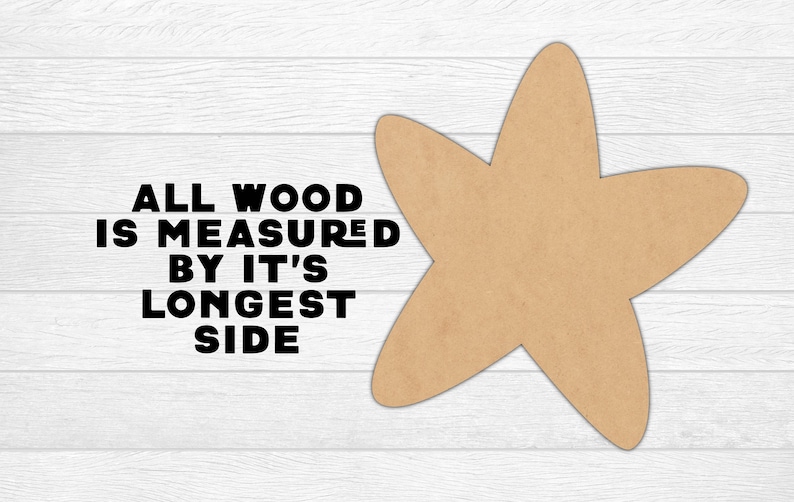K&ouml;nnte beinhalten: Eine hellbraune Holzsternform auf wei&szlig;em Holzmaserungshintergrund. Der Text "ALL WOOD IS MEASURED BY IT'S LONGEST SIDE" ist schwarz gedruckt. Der Stern ist ein Bastelbedarf.