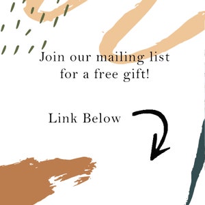 Puede incluir: Fondo blanco con formas abstractas en marr&oacute;n, beige y verde. El texto dice "Join our mailing list for a free gift!" y "Link Below" con una flecha negra que apunta hacia abajo.