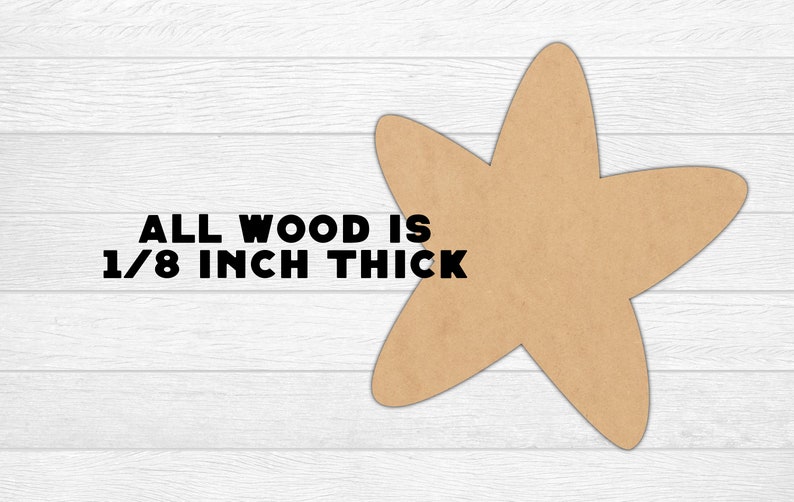 K&ouml;nnte beinhalten: Ausgeschnittener Holzstern mit f&uuml;nf Spitzen in Hellbraun. Der Text "ALL WOOD IS 1/8 INCH THICK" ist schwarz gedruckt. Der Hintergrund ist ein wei&szlig;es Holzmaserungsmuster. Holzst&auml;rke: 0,3 cm.