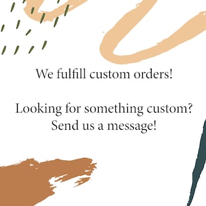 Op de afbeelding: Tekst op een witte achtergrond met abstracte vormen in bruin en groen. De tekst luidt: "We vervullen custom orders! Op zoek naar iets op maat? Stuur ons een bericht!"