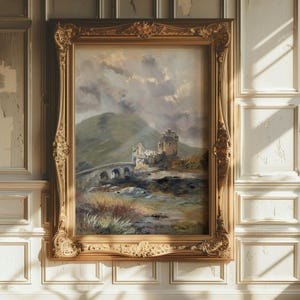 Può includere: Un dipinto ad olio incorniciato che rappresenta un paesaggio con un castello di pietra e un ponte. Il dipinto è ambientato su uno sfondo di cielo nuvoloso e presenta una collina verde in primo piano.