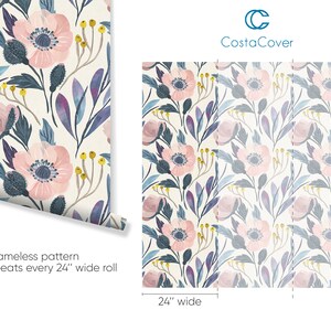 Puede incluir: Un patr&oacute;n de papel tapiz floral sin costuras con flores rosas, hojas azules y moradas y detalles amarillos. El patr&oacute;n se repite cada 61 cm.