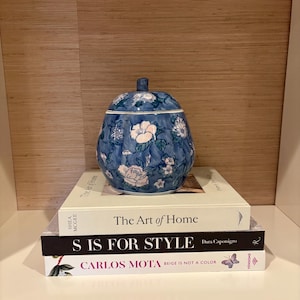 Puede incluir: Un juego de tres tazas de cerámica con un acabado mate moteado. Las tazas son de color crema, gris claro y gris oscuro. Cada taza tiene un diseño simple y minimalista y un asa redondeada.