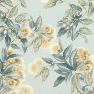 Könnte beinhalten: Hellblaues Blumenmuster mit Zweigen mit gelben Blüten, grünen Blättern und kleinen grünen Beeren. Das Design hat einen Aquarelleffekt, der eine weiche und natürliche Ästhetik erzeugt. Geeignet für Stoff oder Tapete.