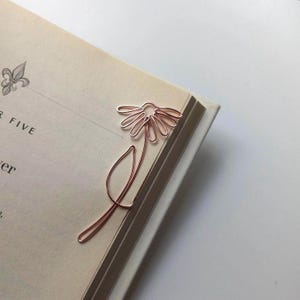 Segnalibro Daisy Wire, segnalibro decorativo Daisy, graffetta decorativa Daisy, filo Daisy oro rosa, fermaglio Daisy per planner, fiore del mese di nascita di aprile