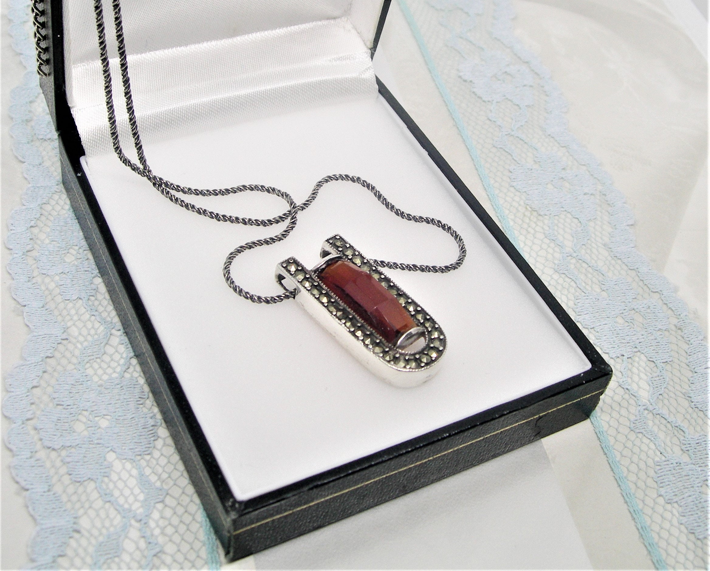 Pendentif En Argent 925 Et Grenats Marcassites - Forme Losange, Ovale, Occasion