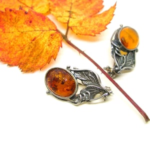 Two petite SILVER AMBER BROCHES vintage art designed