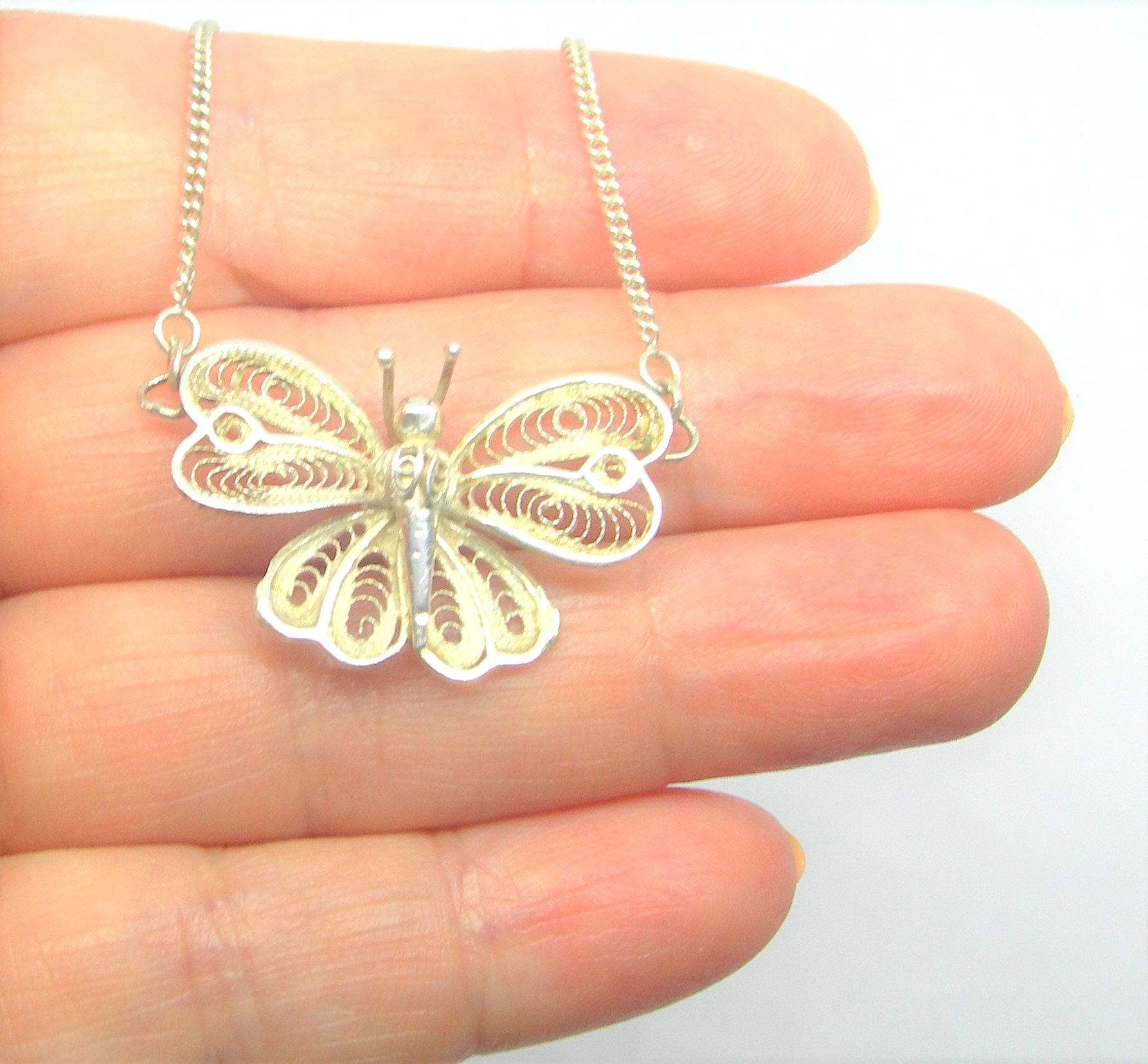 Superbe Collier Plastron Décoré De Dizaines De Papillons - Argenté - Très Bon état