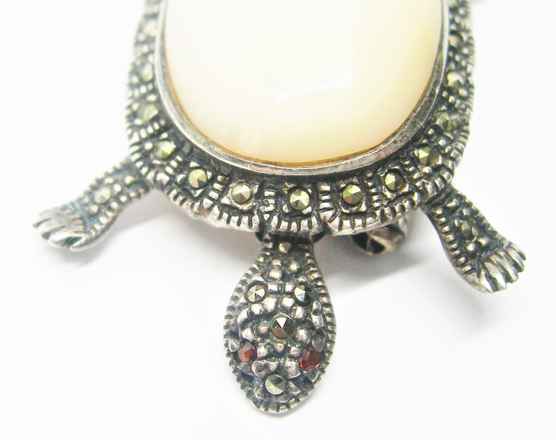 Broche Tortue En Argent Sterling Et Nacre - Décorée De Marcassites Et Oxydes - XXe Siècle, Occasion Bel état