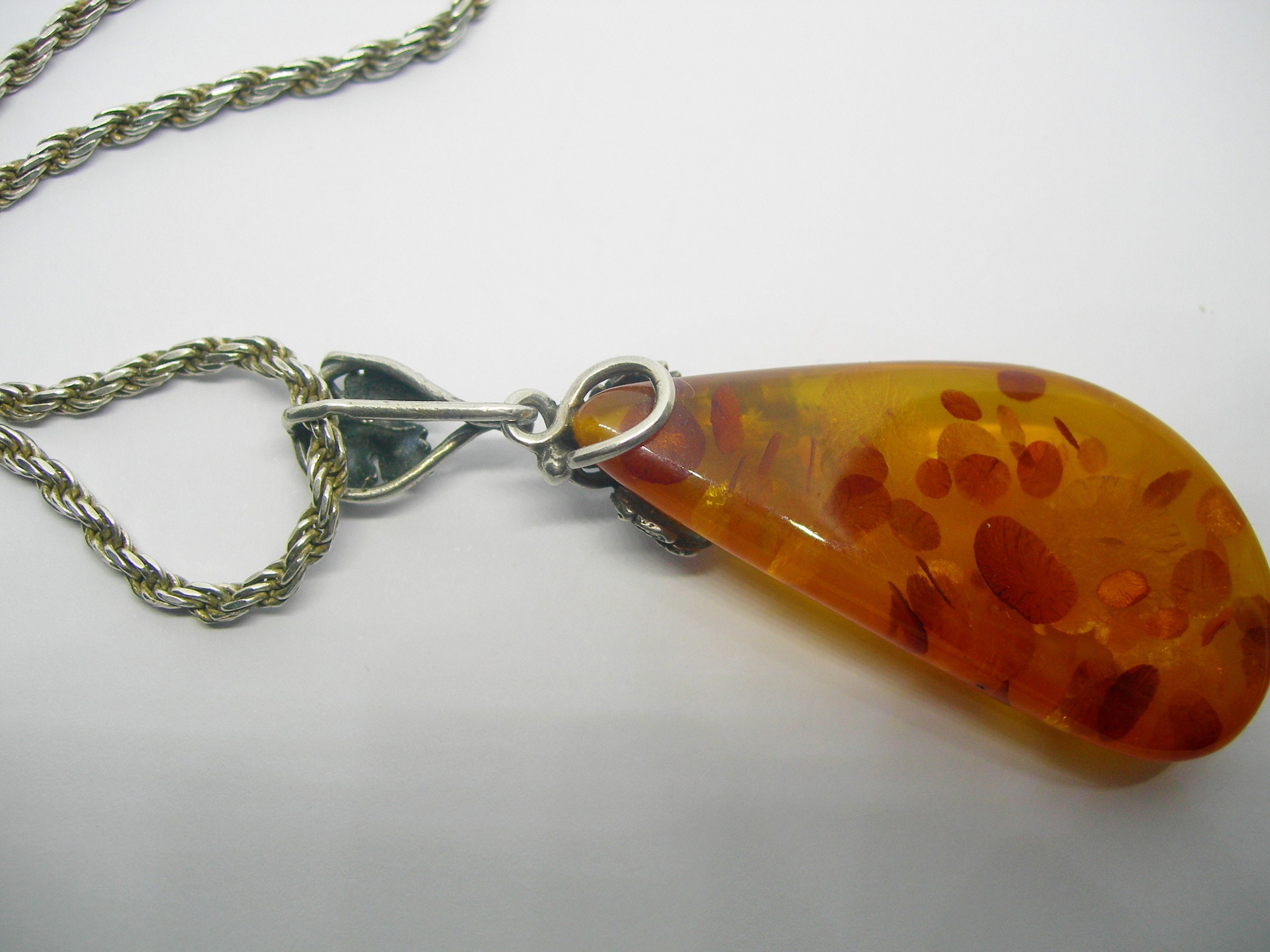 Pendentif Vintage En Argent Poinçonné Avec Une Vraie Goutte D'ambre – Bijou Ancien Et élégant