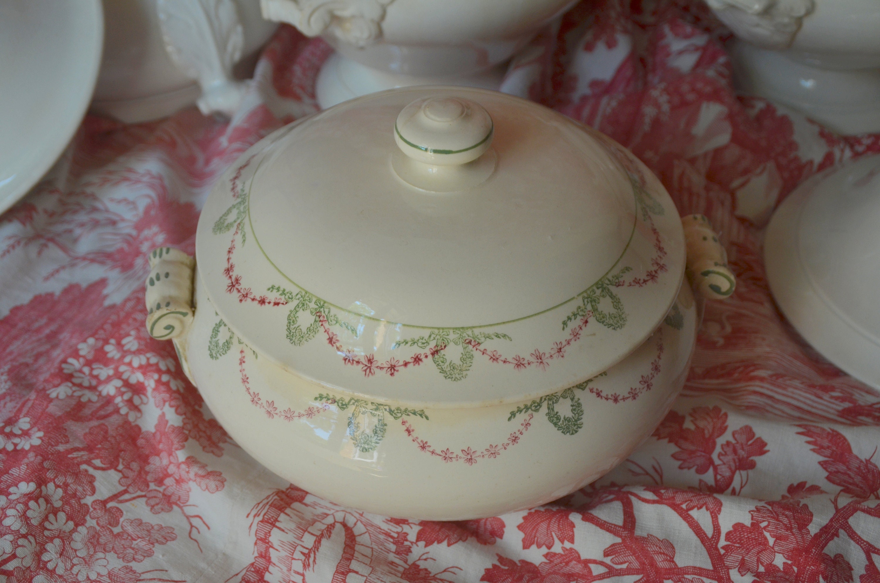 Antiquaire Français Soupe en Céramique Tureen, Soupiere, Longwy, 1900, Guirlandes Rouges et Vertes A