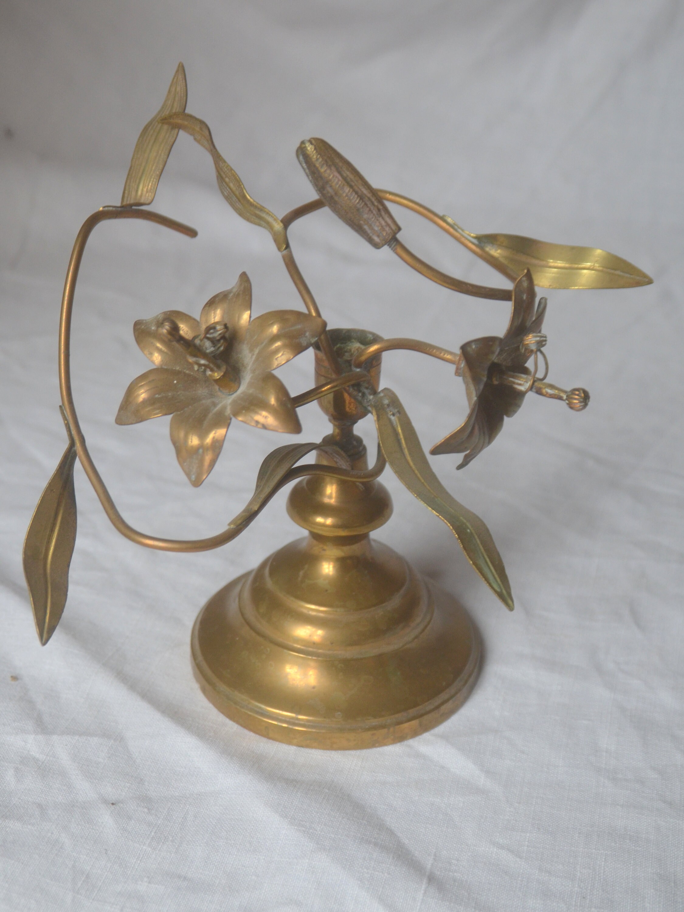 Antiquaire Français Le Support Lourd de Bougie en Bronze avec Jolies Fleurs Défilement