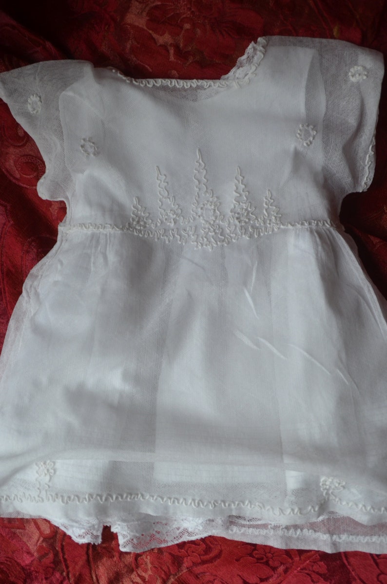 Antique French hand made embroidered appliqué on net tulle child's over dress immagine 1
