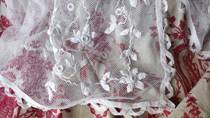 Pair of lovely white aloncen lace appliqu\u00e9s