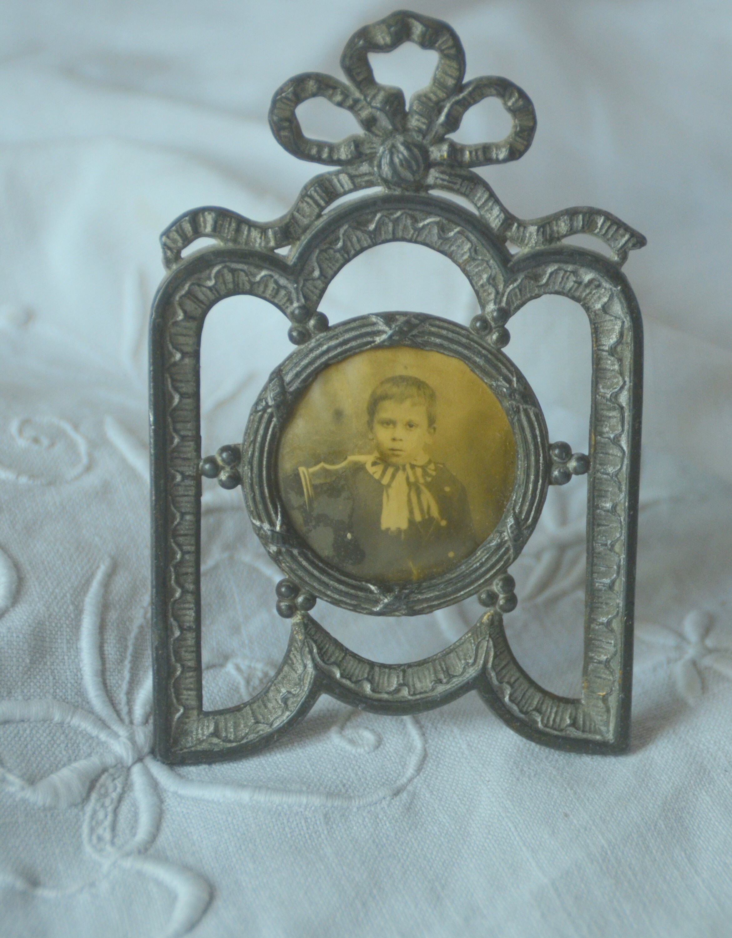 Cadre Antique Français de Photographie en Métal Embossé, Crête Ruban, Originale