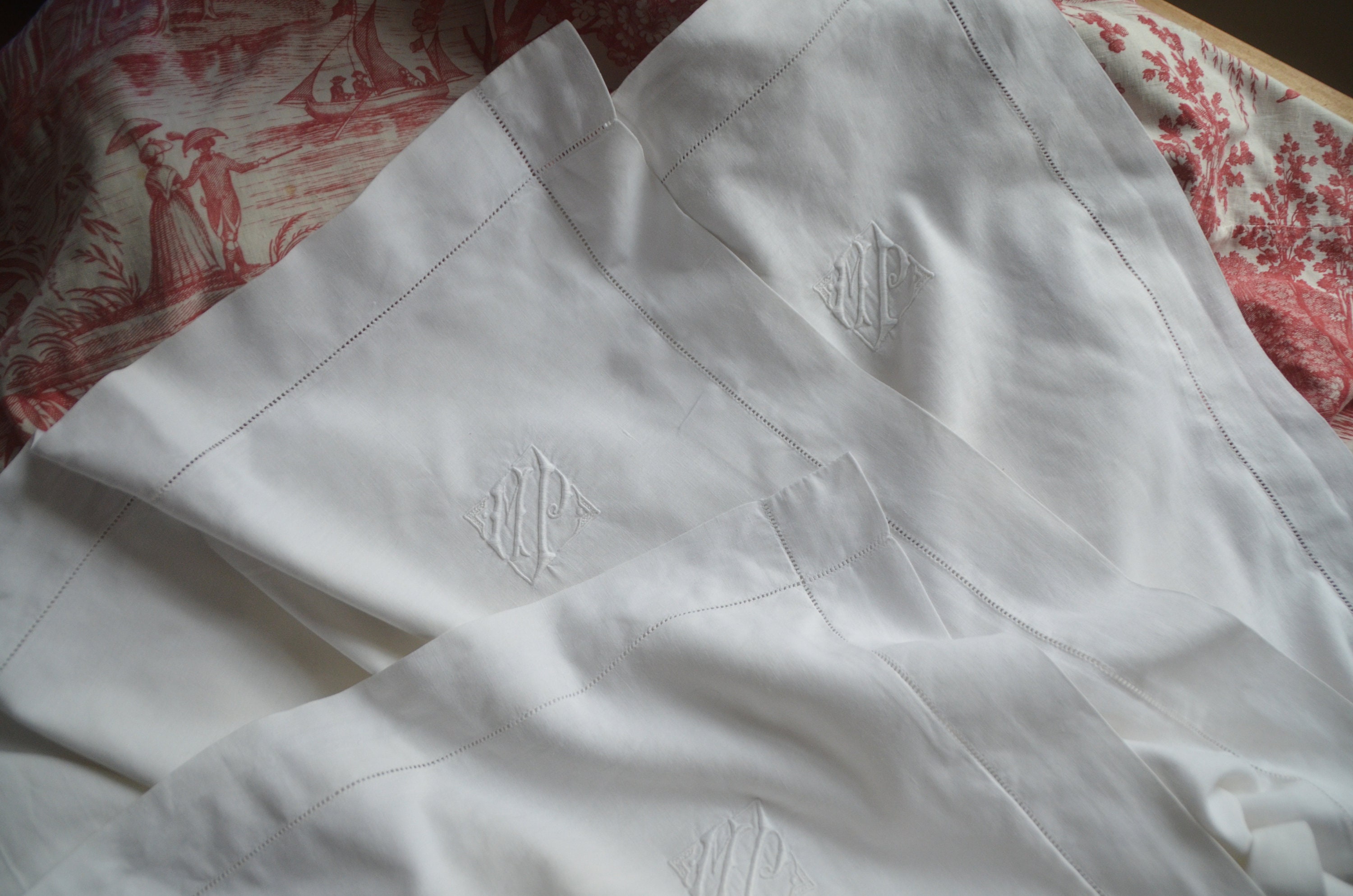 Taie d'oreiller de Travail Blanche Monogrammée Mp Brodée à La Main, Fil Lin Super Fin
