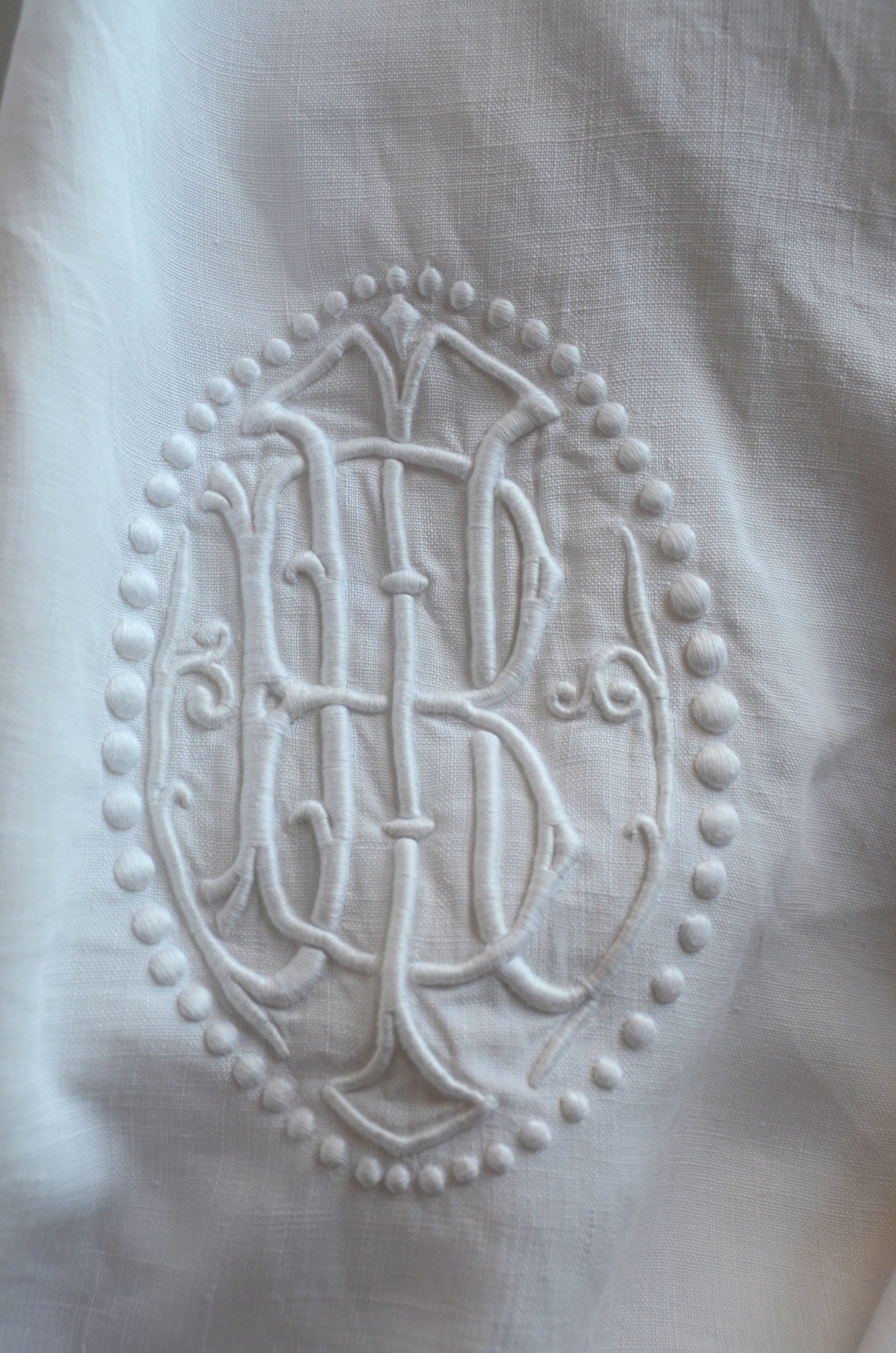 Drap de Dot en Lin Pur, Monogramme Bm Brodé à La Main Dans Un Cartouche Point Bourdon, 92 Large