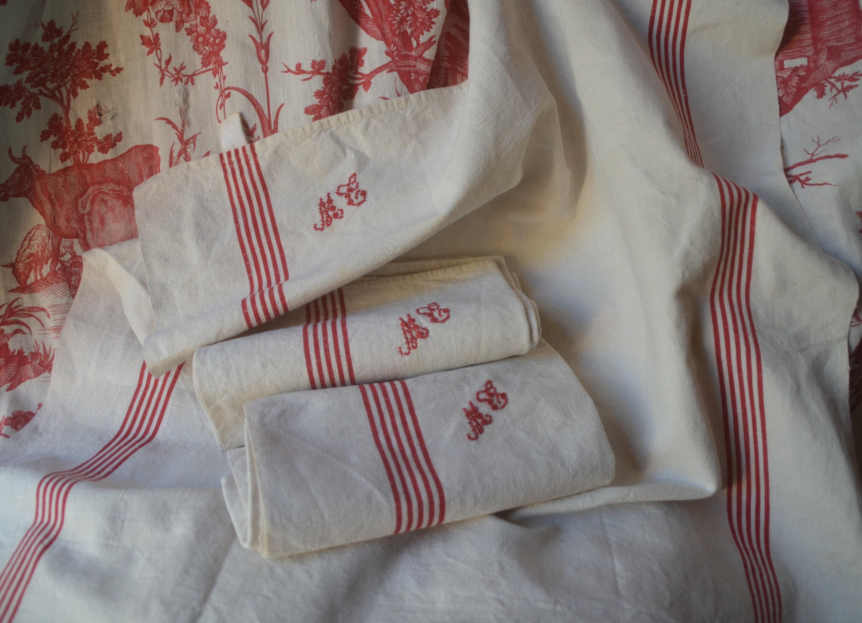 Ensemble de 3 Serviettes Cuisine Rayées Rouges Français Vintage, Monogrammes Mc Brodés à La Main