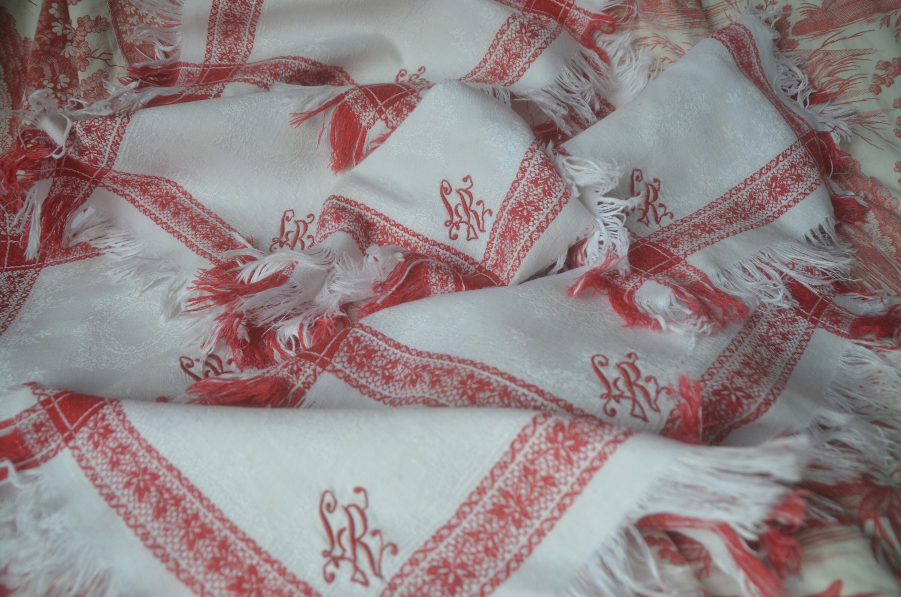 6 Serviettes de Temps Tissage Damas, Bordure Florale Rouge, Franges, Magnifiques Monogrammes Lr Brod