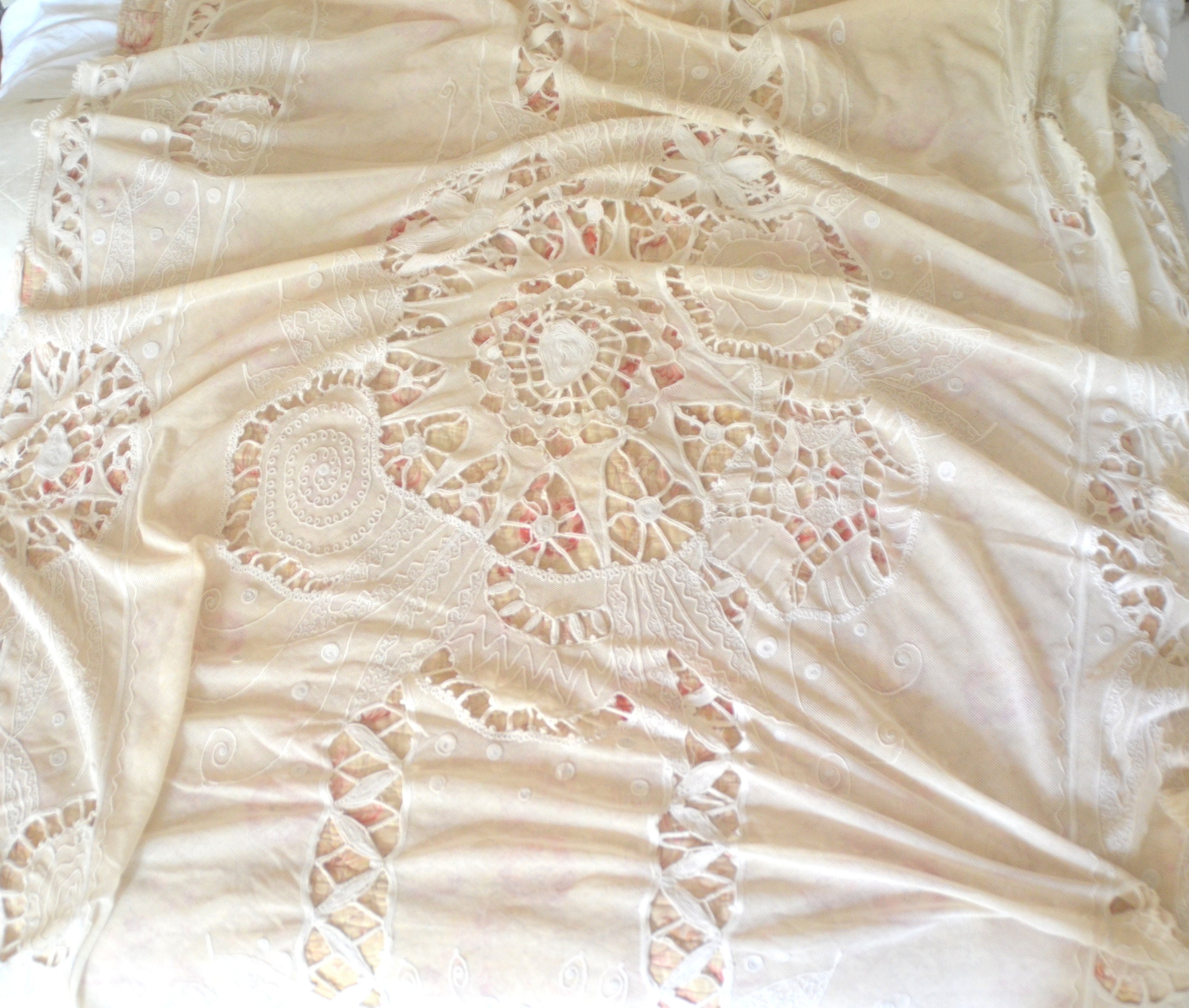 Ancien Français Art Nouveau Filet Beige Crémeux et Couverture de Lit en Dentelle à Aiguille, Porté D