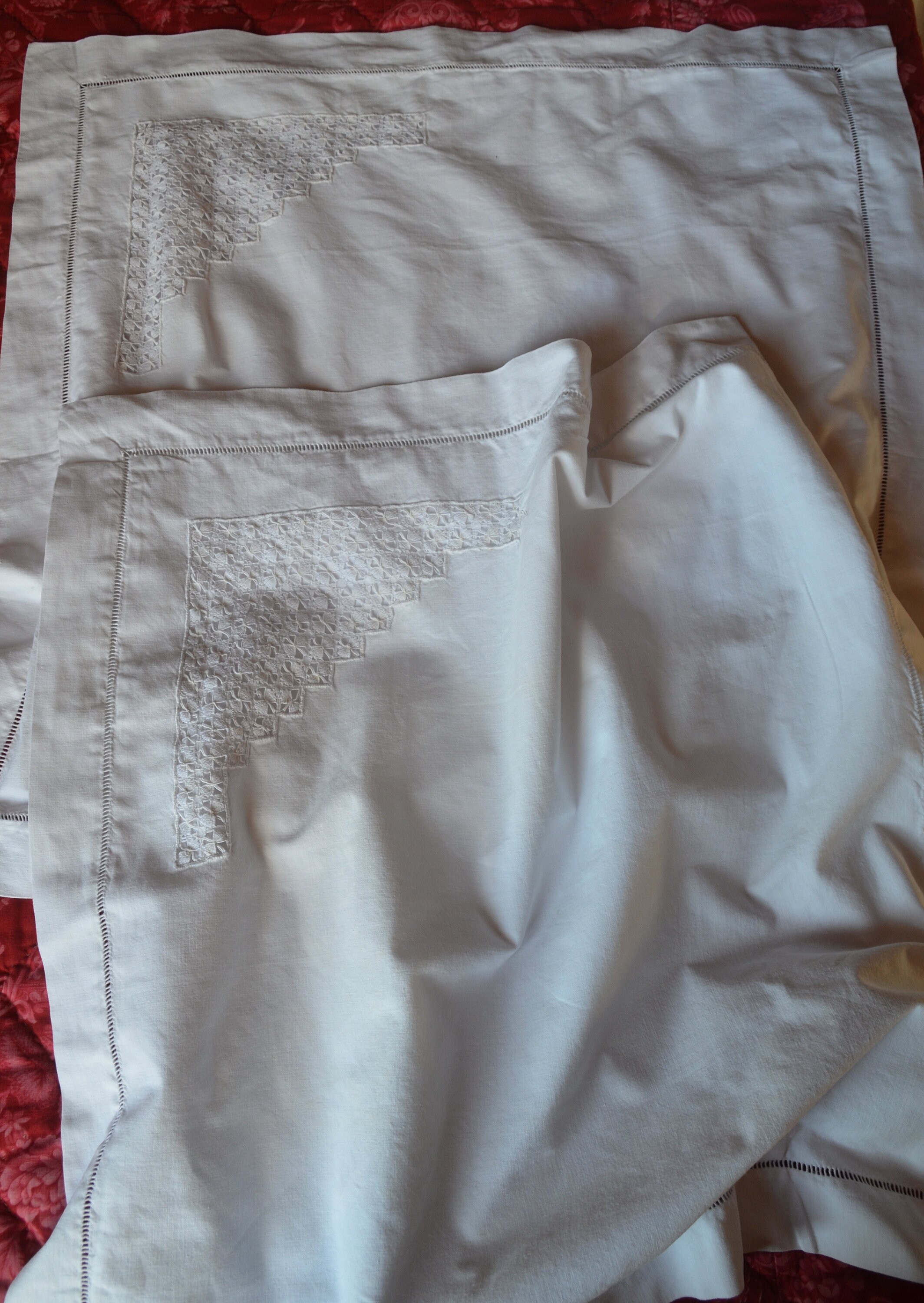 Une Paire de Shams Taies d'oreiller en Pur Coton, La Plus Fine Aiguille Dentelle Blanc Travail Coin 