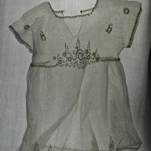 Antique French hand made embroidered appliqué on net tulle child's over dress immagine 2