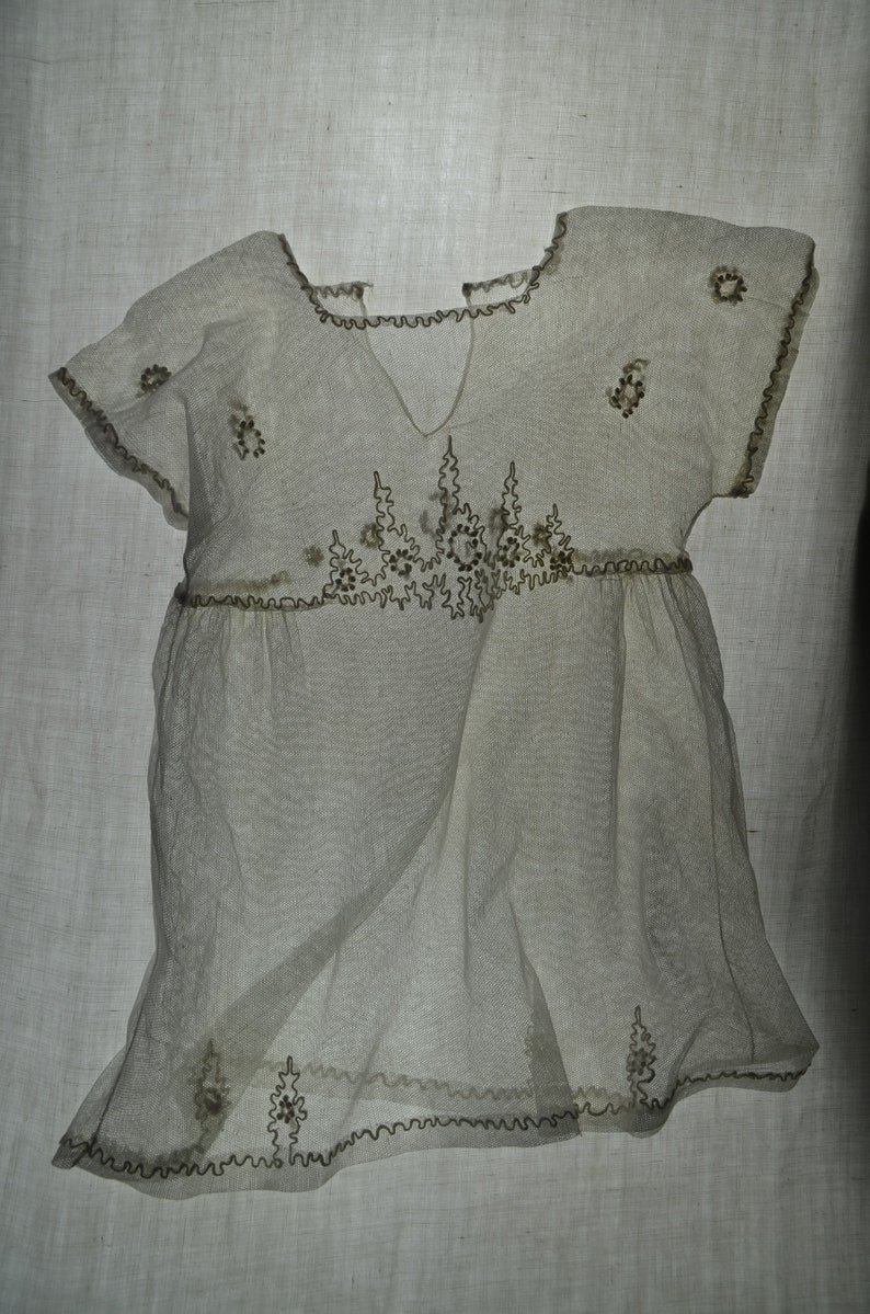 Antique French hand made embroidered appliqué on net tulle child's over dress immagine 2