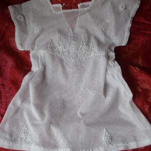 Antique French hand made embroidered appliqué on net tulle child's over dress immagine 4