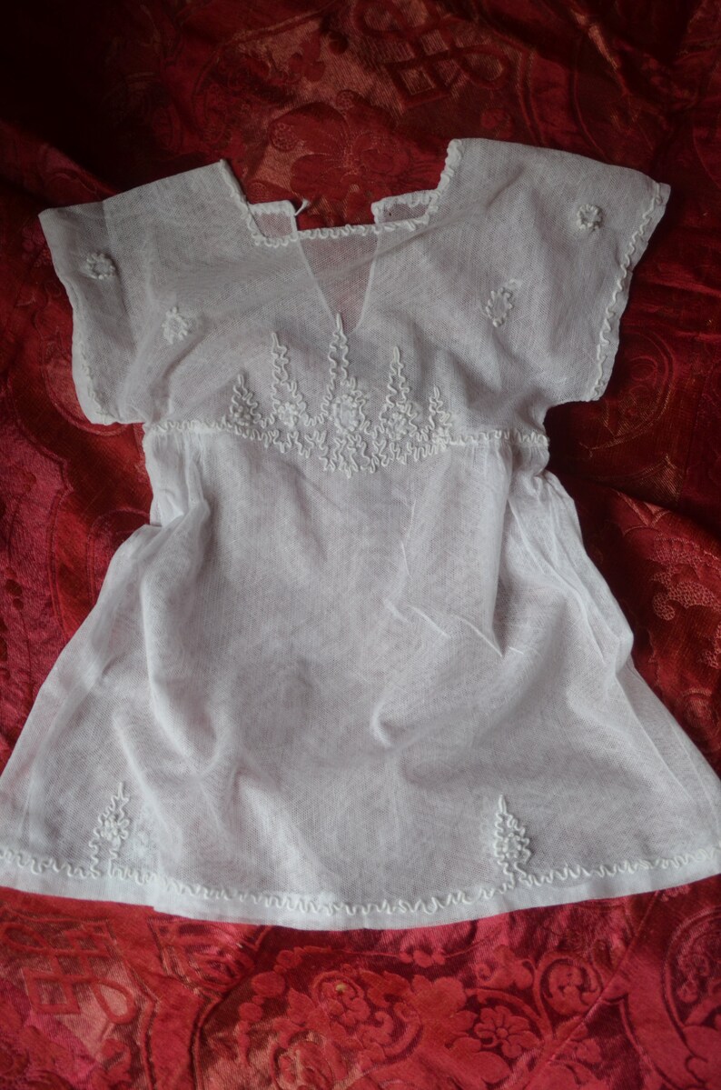 Antique French hand made embroidered appliqué on net tulle child's over dress immagine 4