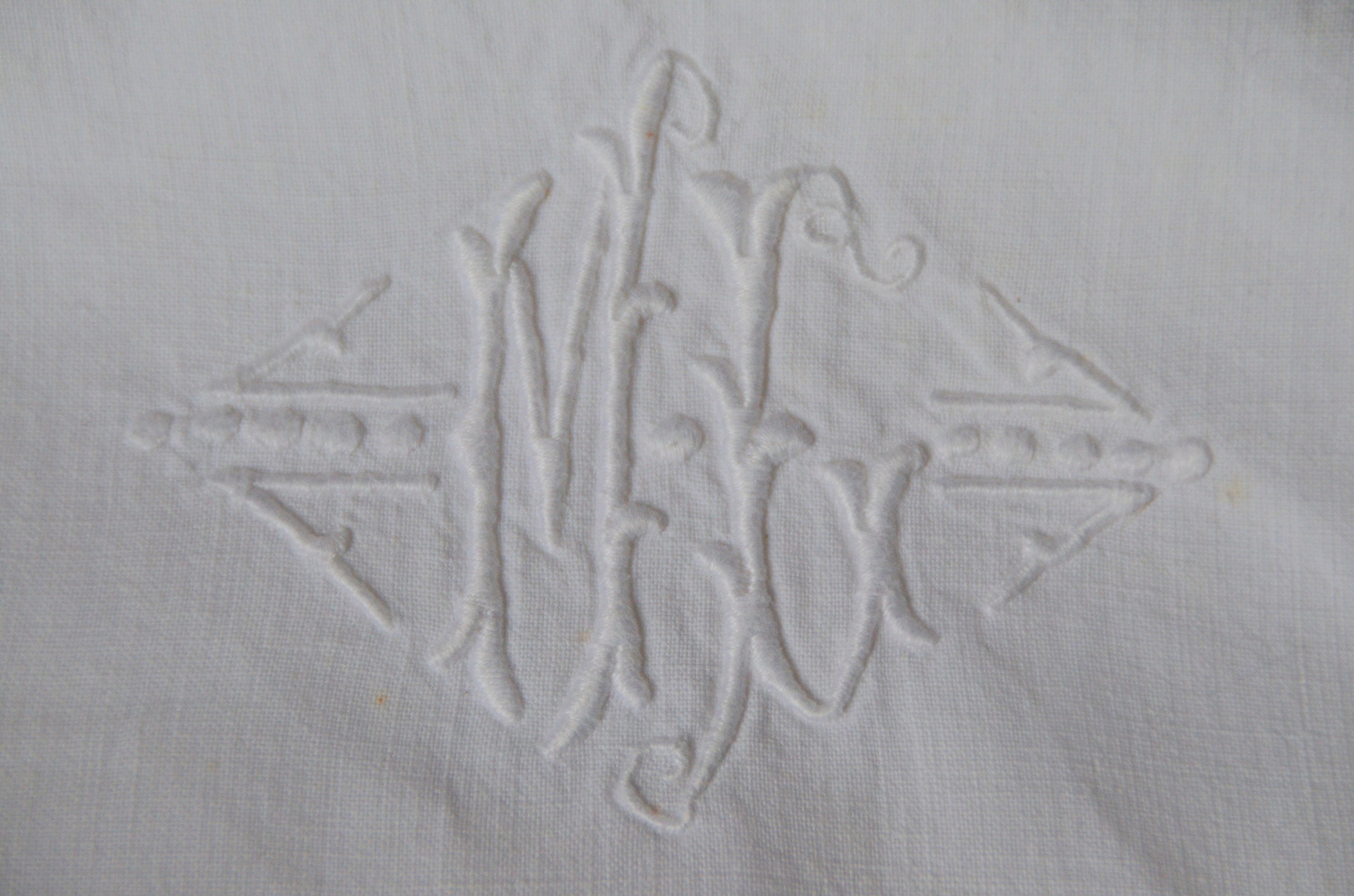 Très Grande Taie d'oreiller en Coton Croquante, Monogramme Mc Brodé à La Main, Travail de Fil Dessin