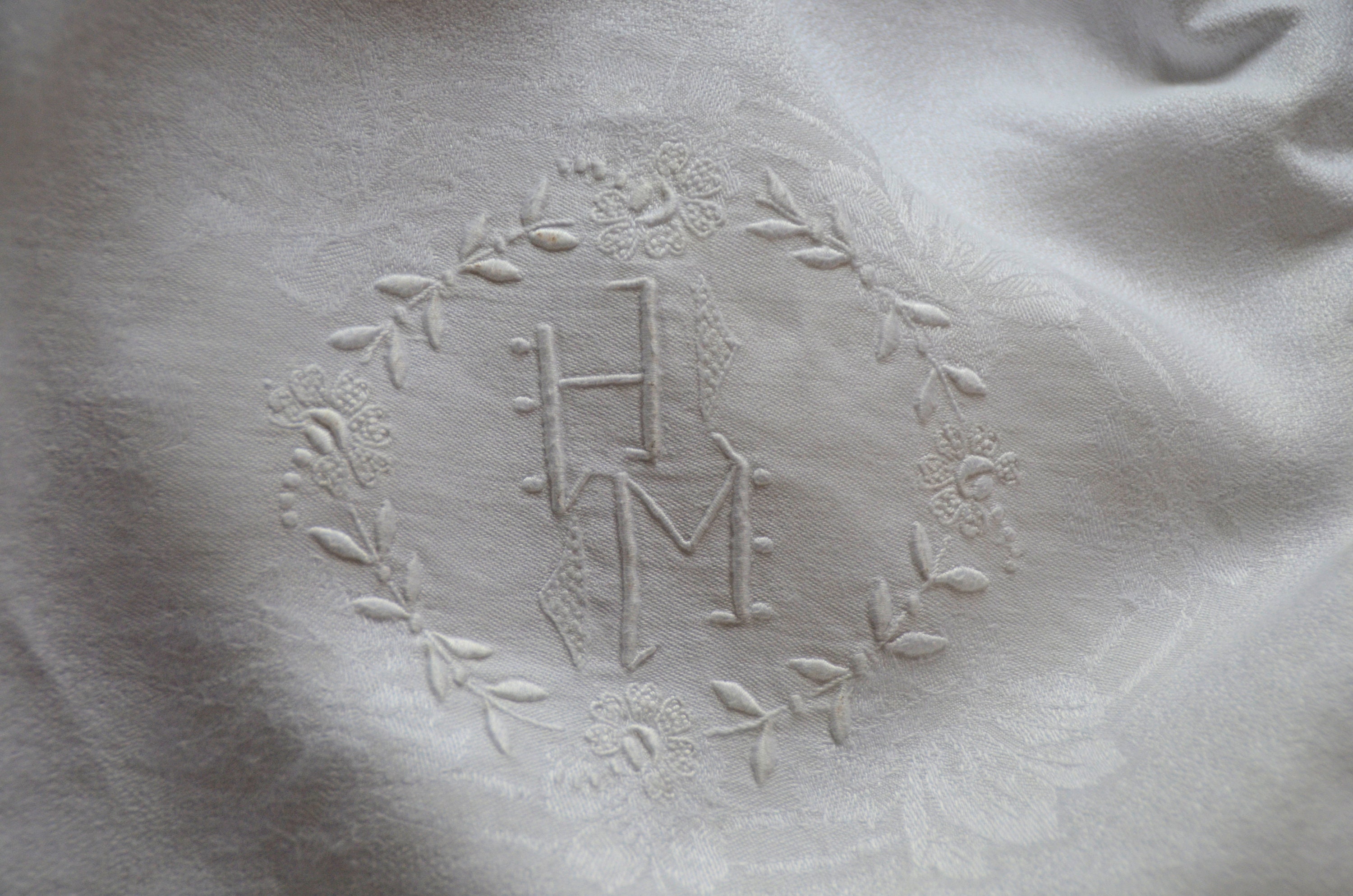 Fine Français Robe de Soie Trousseau, Monogramme Hm Brodé à La Main Dans Un Cartouche Floral, Tissag