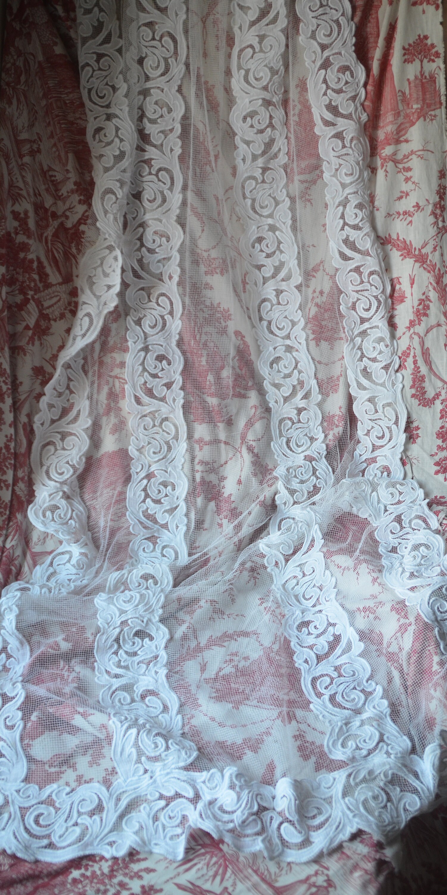 Une Œuvre Blanche Français Unique sur Filet de Dentelle, 43 Large, 100 Long