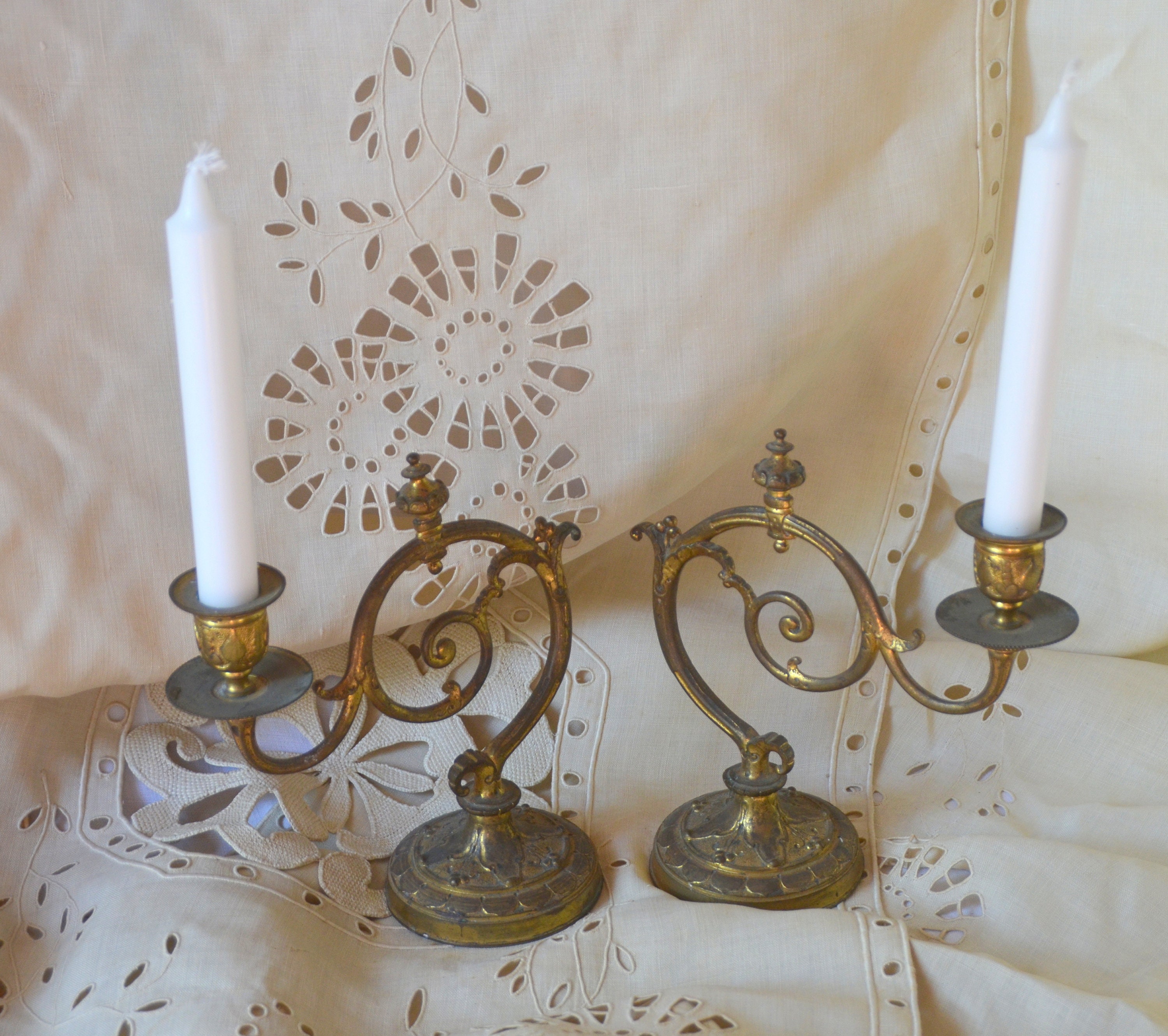 Anciens Français Porte-Bougies Enduites de Bronze, Magnifiquement Porté Le Temps