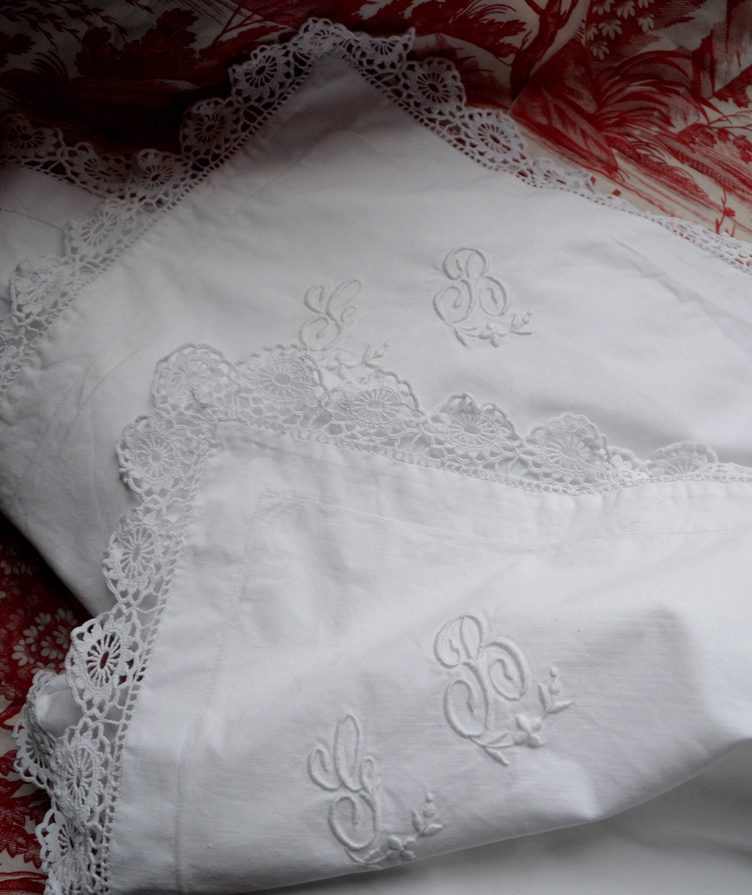 Paire Antique Français Taies d'oreiller Monogrammes, Monogrammes Gb Brodés à La Main, Bordure en Den