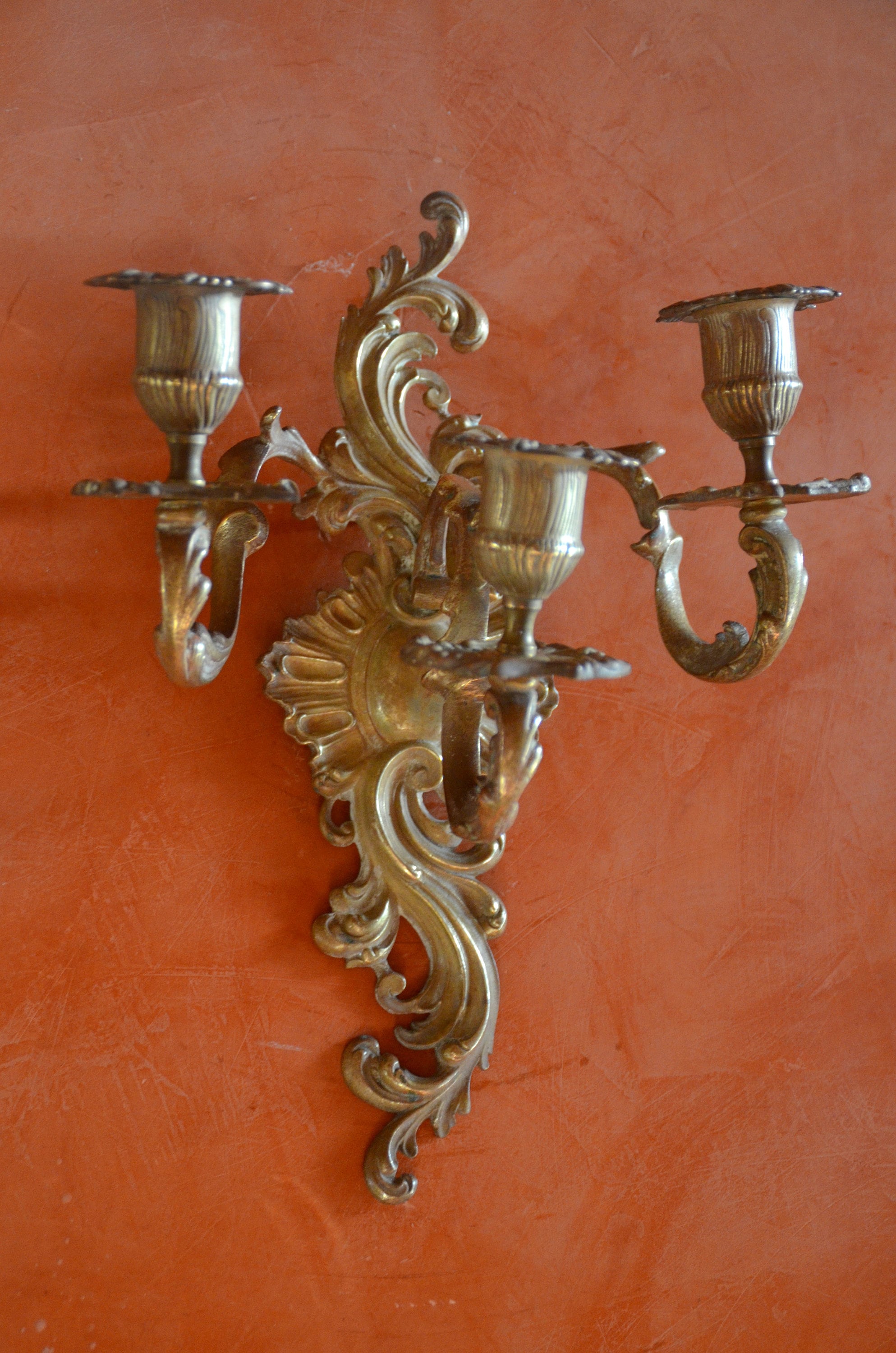 Une Paire de Français Lourds en Bronze 3 Sconces Muraux Armés, Motifs Feuille d'acanthus