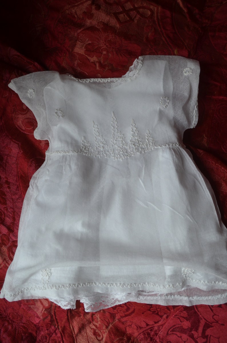 Antique French hand made embroidered appliqué on net tulle child's over dress immagine 3