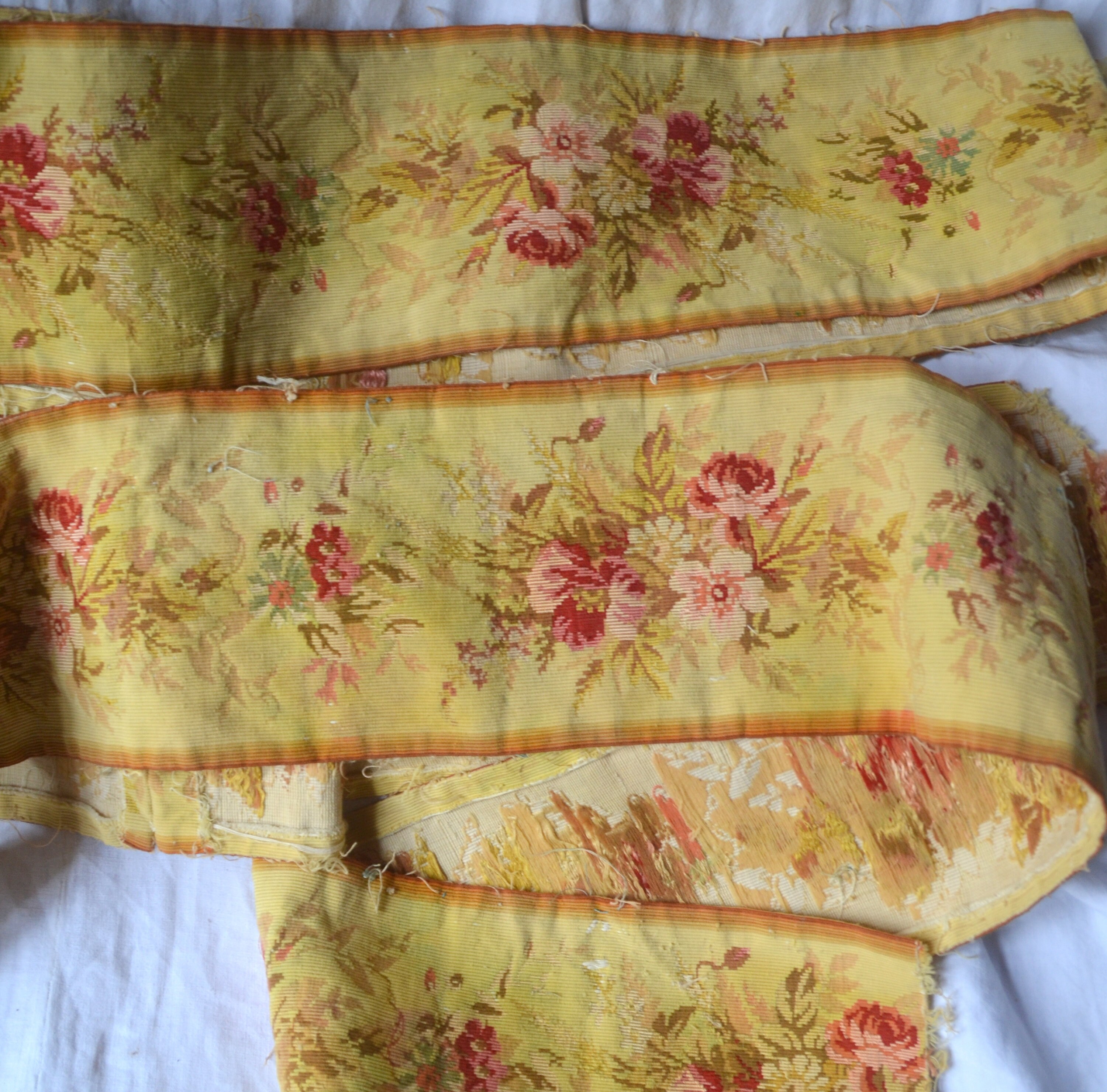 Un Ourlet ou Bordure de Tapisserie Travail d'aiguilles Antiques, Des Bouquets Floraux Roses et Fuchs