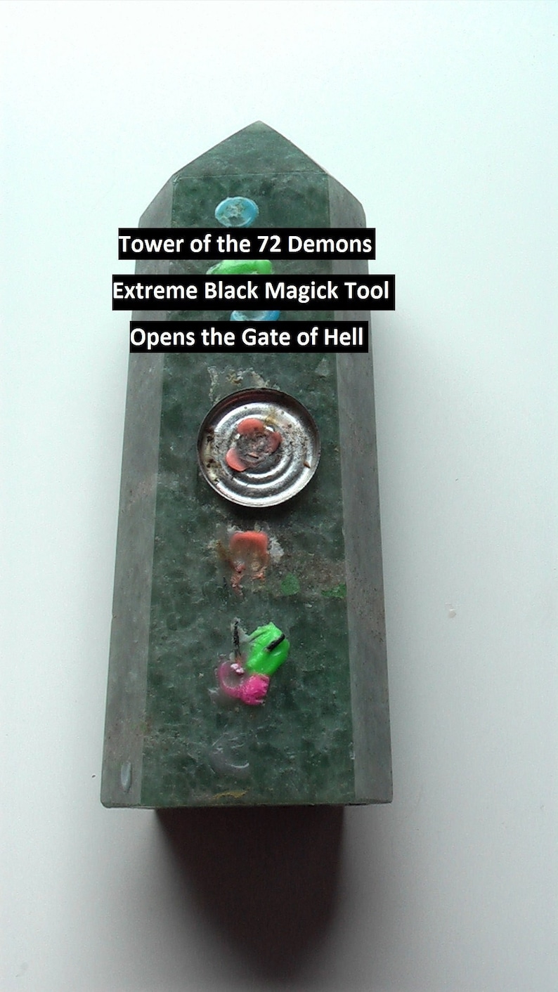 Puede incluir: Una torre de cristal verde con el texto "Tower of the 72 Demons", "Extreme Black Magick Tool" y "Opens the Gate of Hell". La torre tiene una tapa plateada con una pegatina rosa y naranja en la parte superior.