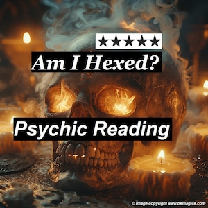 Może przedstawiać: Obraz czaszki z płonącymi oczami i dymem. Wyświetlany jest tekst "Am I Hexed? Psychic Reading". Zapalone świece otaczają czaszkę, tworząc mistyczną atmosferę. Obraz ma ocenę pięciu gwiazdek.