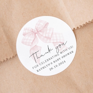 Etiqueta adhesiva redonda con lazo rosa de cuadros vichy, etiquetas para recuerdos de baby shower, plantilla de etiqueta de regalo para baby shower Coquette, Aurora