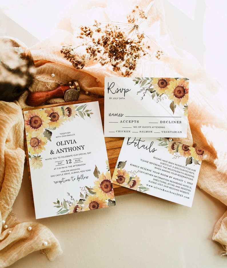 Puede incluir: Un conjunto de invitaciones de boda con dise&ntilde;os de girasoles y vegetaci&oacute;n. La tarjeta RSVP incluye una secci&oacute;n para nombres, aceptaciones, rechazos y opciones de comida. La tarjeta de detalles incluye informaci&oacute;n sobre reservas de habitaciones y el sitio web de la boda: www.oliviakonthony2023.com.