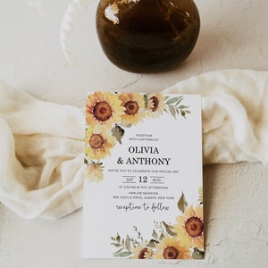 Puede incluir: Una invitaci&oacute;n de boda con un dise&ntilde;o de girasol y vegetaci&oacute;n. La invitaci&oacute;n dice "Juntos con nuestras familias, Olivia & Anthony, los invitamos a celebrar nuestro d&iacute;a especial, S&aacute;b 12 Ago, a las 2:30 pm de la tarde, Harlow Mansion, 1005 Castle Drive, Albany, Nueva York, recepci&oacute;n a continuaci&oacute;n."
