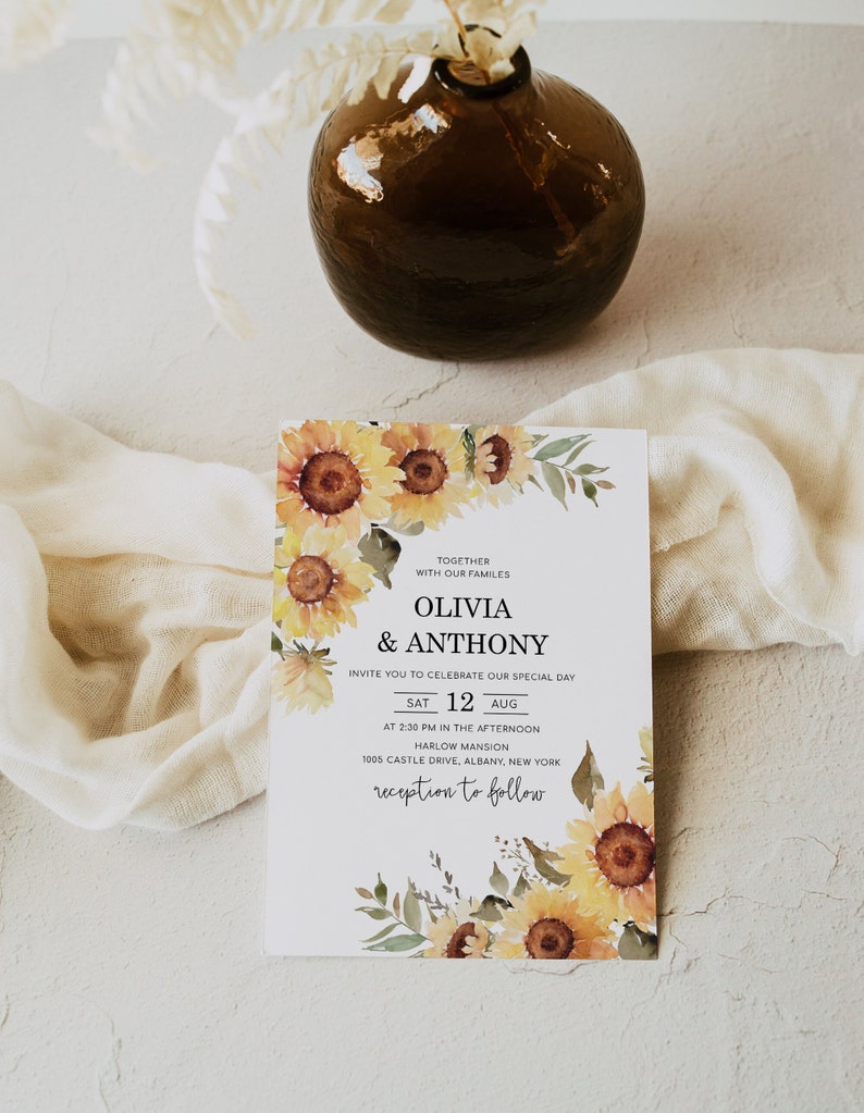Puede incluir: Una invitaci&oacute;n de boda con un dise&ntilde;o de girasol y vegetaci&oacute;n. La invitaci&oacute;n dice "Juntos con nuestras familias, Olivia & Anthony, los invitamos a celebrar nuestro d&iacute;a especial, S&aacute;b 12 Ago, a las 2:30 pm de la tarde, Harlow Mansion, 1005 Castle Drive, Albany, Nueva York, recepci&oacute;n a continuaci&oacute;n."