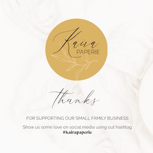 Puede incluir: Un c&iacute;rculo dorado con el texto "Kaira Paperie" y un dibujo simple de una rama con hojas. El texto "Gracias" est&aacute; escrito en cursiva debajo del c&iacute;rculo. El texto "FOR SUPPORTING OUR SMALL FAMILY BUSINESS" y "Show us some love on social media using our hashtag #kairapaperie" est&aacute; escrito debajo del texto "Gracias".