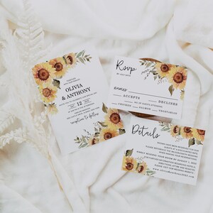 Puede incluir: Conjunto de invitaciones de boda con dise&ntilde;o de acuarela de girasoles y vegetaci&oacute;n. La tarjeta de invitaci&oacute;n presenta el texto "Olivia & Anthony" y la fecha "S&aacute;b 12 de agosto". La tarjeta RSVP incluye una secci&oacute;n para nombres, acepta, rechaza y opciones de comida. La tarjeta de detalles proporciona informaci&oacute;n sobre las reservas de habitaciones y el sitio web de la boda.