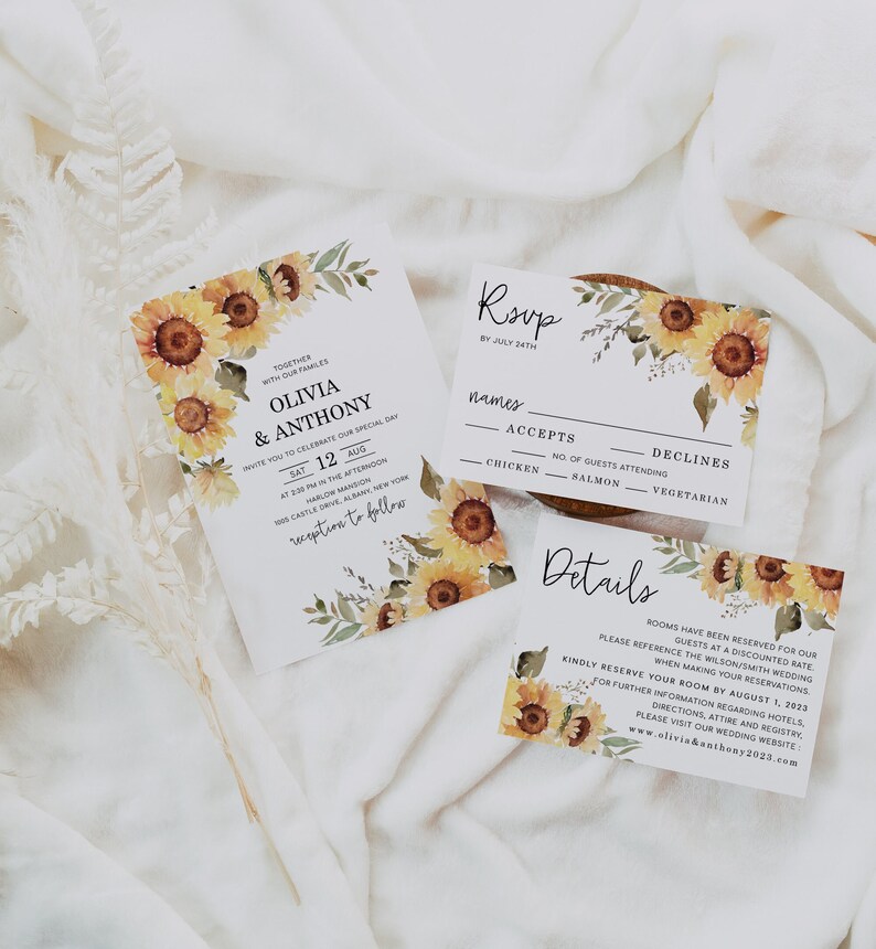 Puede incluir: Conjunto de invitaciones de boda con dise&ntilde;o de acuarela de girasoles y vegetaci&oacute;n. La tarjeta de invitaci&oacute;n presenta el texto "Olivia & Anthony" y la fecha "S&aacute;b 12 de agosto". La tarjeta RSVP incluye una secci&oacute;n para nombres, acepta, rechaza y opciones de comida. La tarjeta de detalles proporciona informaci&oacute;n sobre las reservas de habitaciones y el sitio web de la boda.