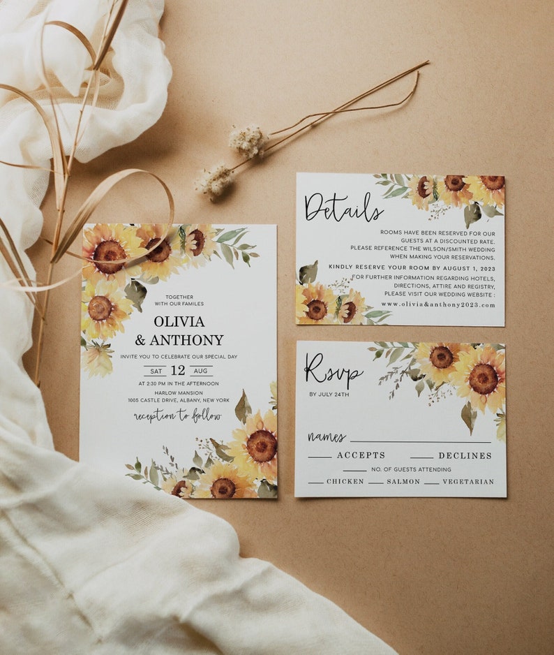 Puede incluir: Un conjunto de invitaciones de boda con tem&aacute;tica de girasoles con fondo blanco y girasoles de acuarela. La tarjeta de invitaci&oacute;n dice "Juntos con nuestras familias Olivia & Anthony Los invitamos a celebrar nuestro d&iacute;a especial S&aacute;b 12 Ago a las 2:00 pm de la tarde Harlow Mansion 1005 Castle Drive, Albany, Nueva York recepci&oacute;n a continuaci&oacute;n". La tarjeta de detalles dice "Detalles Se han reservado habitaciones para nuestros invitados a una tarifa con descuento. Por favor, haga referencia a la boda Wilson/Smith al hacer sus reservaciones. Por favor, reserve su habitaci&oacute;n antes del 1 de agosto de 2023. Para obtener m&aacute;s informaci&oacute;n sobre hoteles, direcciones, atuendo y registro, visite nuestro sitio web de bodas: www.olivia&anthony2023.com". La tarjeta RSVP dice "RSVP antes del 24 de julio nombres Acepta Rechaza N&uacute;mero de invitados que asisten Pollo Salm&oacute;n Vegetariano".