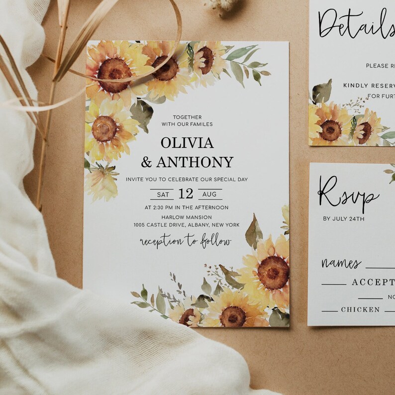 Puede incluir: Invitaci&oacute;n de boda con dise&ntilde;o floral de girasoles. La invitaci&oacute;n dice "Juntos con nuestras familias, Olivia & Anthony, Los invitamos a celebrar nuestro d&iacute;a especial, S&aacute;b 12 Ago, a las 2:30 pm de la tarde, Harlow Mansion, 1005 Castle Drive, Albany, Nueva York, recepci&oacute;n a continuaci&oacute;n".