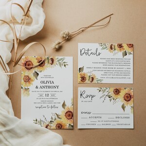 Puede incluir: Un conjunto de invitaciones de boda con tem&aacute;tica de girasoles con fondo blanco y girasoles de acuarela. La tarjeta de invitaci&oacute;n dice "Juntos con nuestras familias, Olivia & Anthony, los invitamos a celebrar nuestro d&iacute;a especial, S&aacute;b 12 ago, a las 2:30 pm de la tarde, Harlow Mansion, 1005 Castle Drive, Albany, Nueva York, recepci&oacute;n a continuaci&oacute;n". La tarjeta de detalles dice "Se han reservado habitaciones para nuestros invitados a una tarifa con descuento. Por favor, haga referencia a la boda Wilson/Smith al hacer sus reservaciones. Por favor, reserve su habitaci&oacute;n antes del 1 de agosto de 2023. Para obtener m&aacute;s informaci&oacute;n sobre hoteles, direcciones, atuendo y registro, visite nuestro sitio web de bodas: www.olivia&anthony2023.com". La tarjeta RSVP dice "RSVP antes del 24 de julio, nombres, acepta, rechaza, n&uacute;mero de invitados que asisten, pollo, salm&oacute;n, vegetariano".