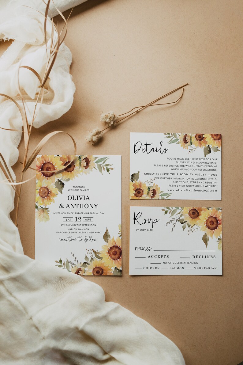 Puede incluir: Un conjunto de invitaciones de boda con tem&aacute;tica de girasoles con fondo blanco y girasoles de acuarela. La tarjeta de invitaci&oacute;n dice "Juntos con nuestras familias, Olivia & Anthony, los invitamos a celebrar nuestro d&iacute;a especial, S&aacute;b 12 ago, a las 2:30 pm de la tarde, Harlow Mansion, 1005 Castle Drive, Albany, Nueva York, recepci&oacute;n a continuaci&oacute;n". La tarjeta de detalles dice "Se han reservado habitaciones para nuestros invitados a una tarifa con descuento. Por favor, haga referencia a la boda Wilson/Smith al hacer sus reservaciones. Por favor, reserve su habitaci&oacute;n antes del 1 de agosto de 2023. Para obtener m&aacute;s informaci&oacute;n sobre hoteles, direcciones, atuendo y registro, visite nuestro sitio web de bodas: www.olivia&anthony2023.com". La tarjeta RSVP dice "RSVP antes del 24 de julio, nombres, acepta, rechaza, n&uacute;mero de invitados que asisten, pollo, salm&oacute;n, vegetariano".